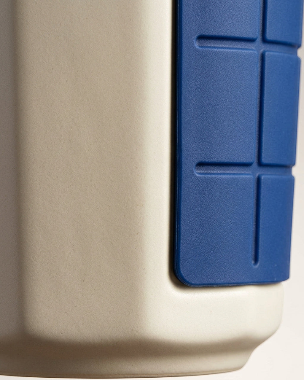 Gbwkn Six-Facet Ceramic Water Cup with Silicone Grip Sleeve 14 oz Ivory Cobalt - Detail view