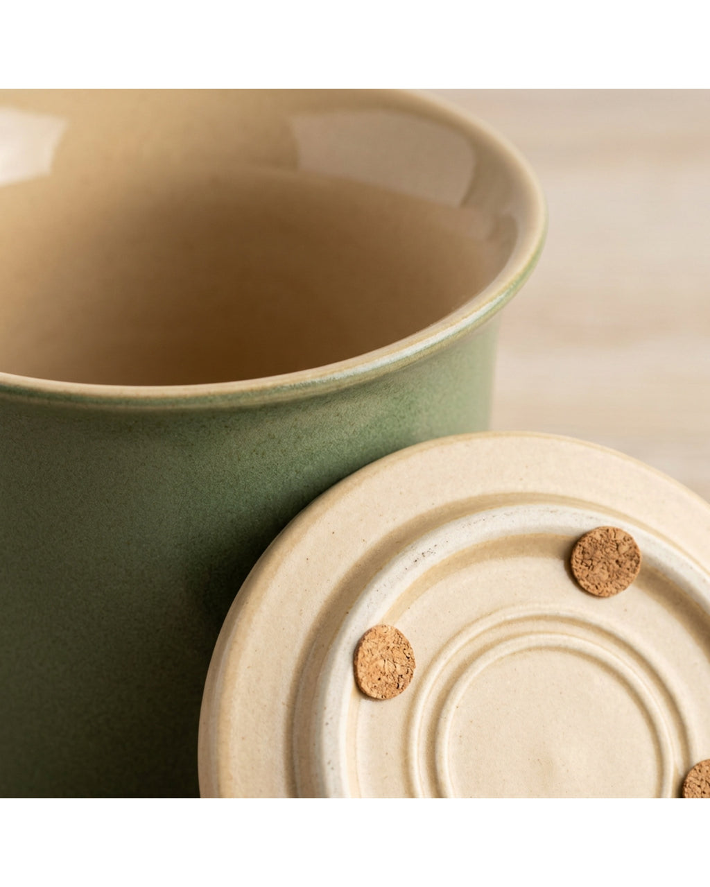 Gbwkn Wide-Rim Ceramic Water Cup with Grooved Coaster 11 oz Moss Sand - Detail view